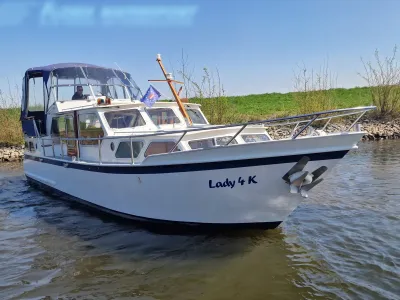 motorjacht op kanaal bij oever