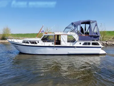 motorboot op open water bij oever