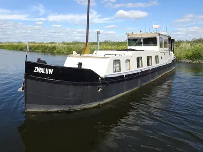 zijaanzicht van schip op water