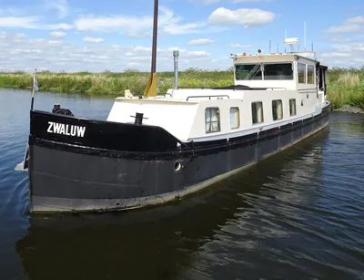 zijaanzicht van schip op water