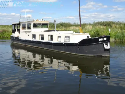 wit-zwart schip op rustig kanaal