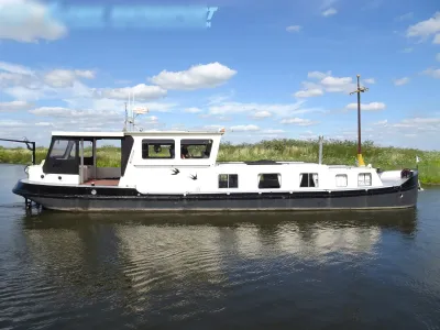 woonboot op rustig kanaal