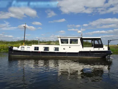 woonboot op kanaal met grasoevers