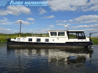 woonboot op kanaal met witte opbouw