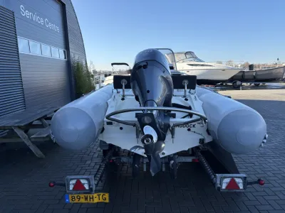 Achteraanzicht van RIB op trailer