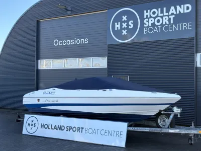 Boot op trailer voor bedrijfsgebouw