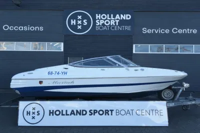 Sportboot op trailer voor bedrijfsgebouw