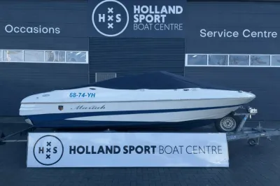 sportboot op trailer voor bedrijfspand