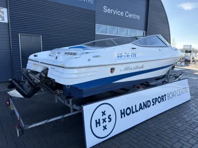 sportboot op trailer bij servicecentrum