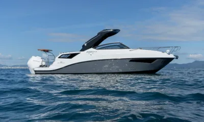 motorboot op zee met blauwe lucht