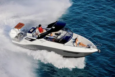 motorboot op zee met meerdere personen