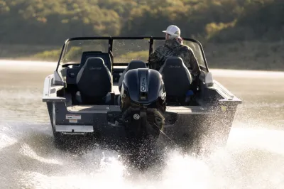 achteraanzicht boot met buitenboordmotor
