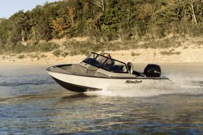 motorboot op het water bij beboste oever
