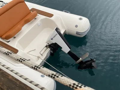 kleine bijboot met buitenboordmotor in haven