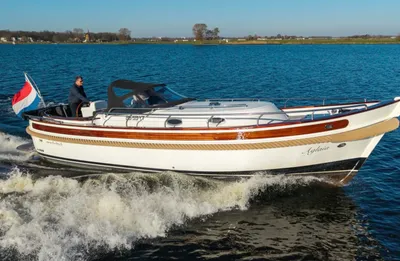 motorboot varend op open water