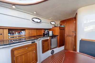 binnenruimte met kombuis en houten afwerking