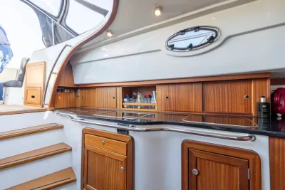 kombuisinterieur met houten kasten en trap