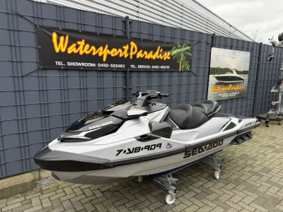 waterscooter op trailer bij gebouw