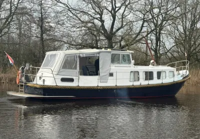 witte en donkerblauwe vlet op het water