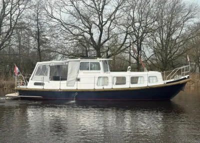 motorvlet op rustig water langs oever