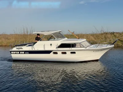 motorboot op rustig water bij oever