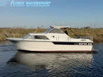 motorboot op water bij rietoevers