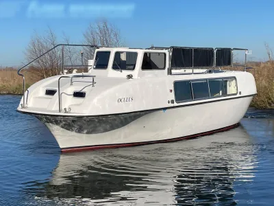 witte motorboot op rustig water