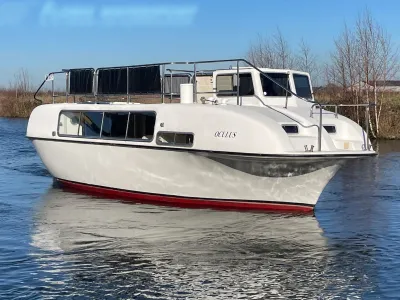 witte motorboot op rustig water