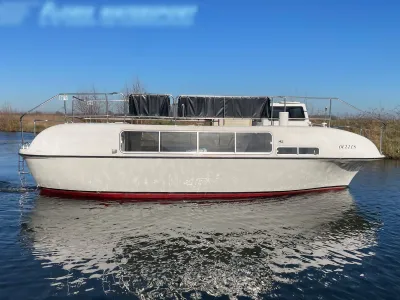 witte motorboot langs oever in rustig water