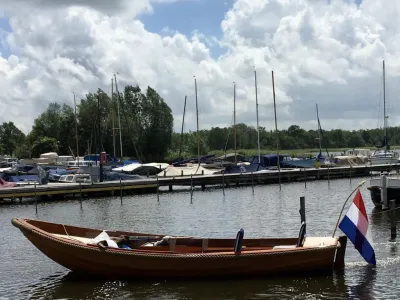 mahoniehouten vlet in jachthaven
