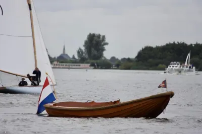mahoniehouten vlet op het water