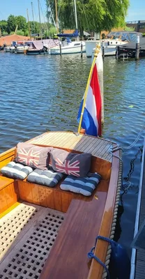 mahoniehouten vlet in ligplaats