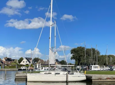 zeilboot aangemeerd in jachthaven
