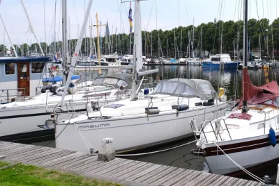 zeiljacht afgemeerd in jachthaven