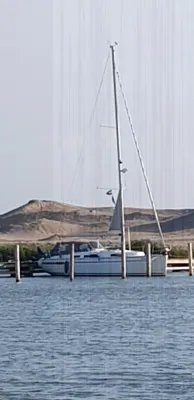 Zeiljacht afgemeerd bij steiger