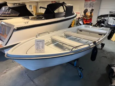 witte sloep in binnenshowroom