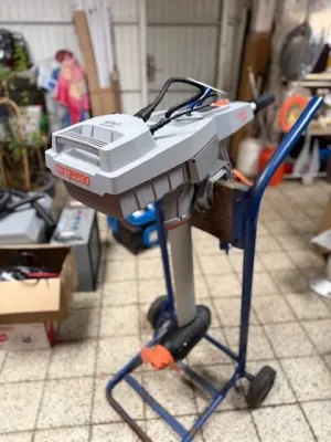 elektrische buitenboordmotor in garage