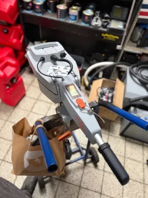 elektrische buitenboordmotor in werkplaats