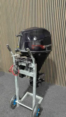 buitenboordmotor op standaard in binnenruimte