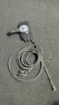 motorbediening met kabels op donkere vloer