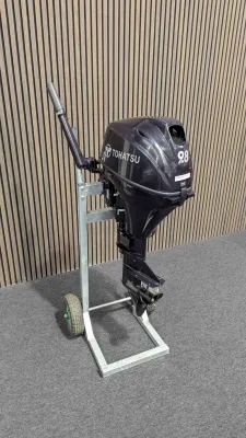 buitenboordmotor op standaard