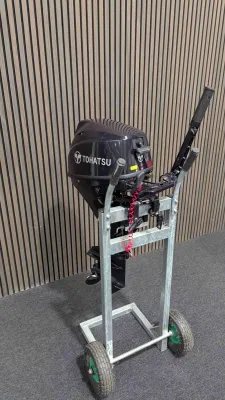 buitenboordmotor op metalen kar