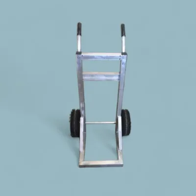 buitenboordmotor trolley op effen achtergrond