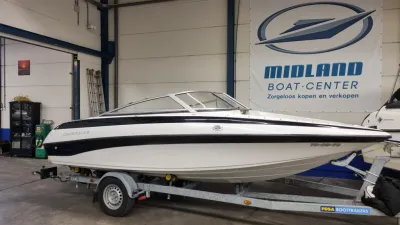 boot op trailer in loods