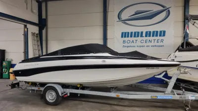 boot op trailer in binnenruimte