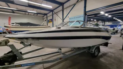 bowrider boot op trailer in showroom