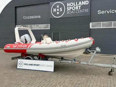 RIB op trailer bij bootcentrum
