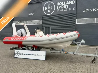 RIB op trailer bij bootcentrum