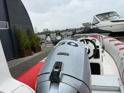 RIB met buitenboordmotor bij jachthaven