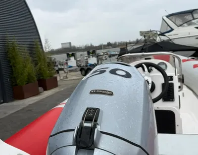 RIB met buitenboordmotor op trailer in marina